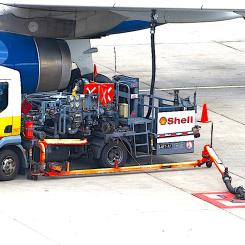 Tankning av ett Airbus i Amsterdams flygplats Schiphol. Foto: Wikipedia Common, GFDL or CC-BY-SA-2.5