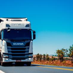 Internationella vägtransportunionen rapporterar en brist på 380 000 förare förra året. Foto: gabriel santos/unsplash