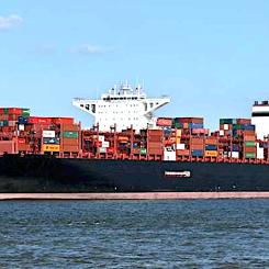 Nyligen blev Hapag-Lloyds fartyg "Al Jasrah" beskjutet i sundet mellan Jemen och Djibouti. Flera containrar förstördes men attacken orsakade dock inga dödsoffer. Foto: Hapag Lloyd