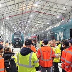 Medarbetare och samarbetspartners samlades vid Alstoms depå i Grorud i Oslo för att fira det 100:e ERTMS-utrustade tåget. Foto: Alstom