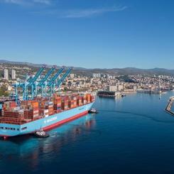 Maersk's containerfartyg vid Rijekas hamn. Sjöfarten genom Hormuzsundet är kraftigt begränsad efter nya säkerhetsincidenter i regionen. Foto: Maersk