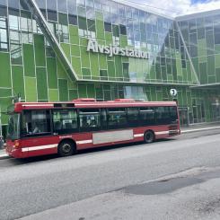 Buss utanför Älvsjö station. Foto: Stina Wickenberg