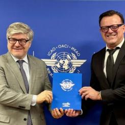 Juan Carlos Salazar, generalsekreterare för Internationella civila luftfartsorganisationen, och Rudy Daniello, vice verkställande direktör för AirOps på Amadeus, i samband med undertecknandet av avtalet. Foto: amadeus