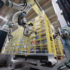 Amazons robotlösning Vulcan Pick plockar varor ur lagringsfack i bolagets fulfillment centers. Foto: Amazon