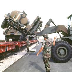 Lastning av militärt material vid järnvägen. Foto:  NARA & DVIDS Public Domain Archive The U.S. National Archives