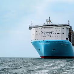 Osäkra framtidsutsikter. Maersks resultat för 2025 kommer att påverkas av flera faktorer, inklusive containerfraktpriser, bränslekostnader och valutakurser. En förändring av fraktpriset med 100 amerikanska dollar per fraktenhet kan påverka EBIT med 1,3 miljarder amerikanska dollar. FotoO Maersk