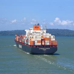 Containerfartyget Antwerpen Express på väg till nästa sluss. Låga vattennivåer i Gatúnsjön har tvingat Panamakanalen att minska antalet dagliga slussningar. Foto: Wikipedia Commons, Kredit: Jean-Philippe Boulet