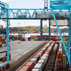 Till APM Terminals Gothenburg kommer 55 procent av godset via järnvägen för att lastas direkt på oceangående fartyg till världsmarknaden. Foto: APM Terminals Gothenburg