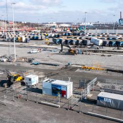 I hamnen testas utsläppsfria grävarbeten genom en elgrävmaskin som får el via en vätgasgenerator. Foto: Göteborgs Hamn