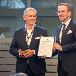 Priset delades ut under Svensk Sjöfarts årsmöte på Münchenbryggeriet i Stockholm av Anderas Carlson, Sveriges Bostads- och infrastrukturminister. Foto: Föreningen Svensk Sjöfart