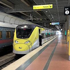 Dagens Arlanda Express. Varje nytt tågsätt blir hela 165 meter långt och erbjuder 323 sittplatser – en kapacitetsökning på över femtio procent jämfört med dagens fordon. Utöver sittplatser finns utrymme för upp till 650 stående passagerare. Foto: John Hardwick