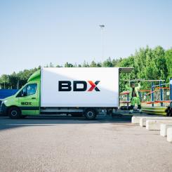 De fem tilltalade åtalas för sammanlagt fem fall av grova penningtvättsbrott, sex fall av grova bokföringsbrott, ett fall av grovt givande av muta, ett fall av grovt tagande av muta, ett fall av medhjälp till grovt tagande av muta samt ett fall av grov trolöshet mot huvudman. Pressbild: BDX