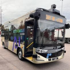 Bussen är eldriven och utrustad med lidar, sensorer, GPS och vinterdäck. En säkerhetschaufför finns alltid ombord för att övervaka körningen och vid behov ta över manuellt. Foto: Robin Andersson /Sälen Buss.