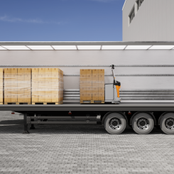 Låglyftaren är den första färdiga serietillverkade lösningen på marknaden för autonom lastning och lossning av lastbil. Foto: Still