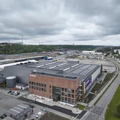 Batterimontering invigdes intill huvudkontoret i Södertälje. Foto: Scania