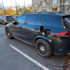 Bildtext: Eltörstig SUV laddas i Stockholm. Finns det risk för att Sverige kan gå Schweiz’ väg och förbjuda elbilar vid vissa tidpunkter ?
Foto: John Hardwick