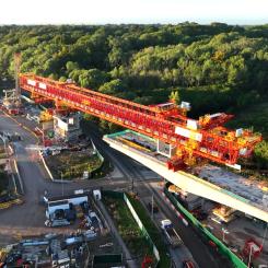 Denna 21,6 kilometer långa sektion nordväst om London inkluderar en 3,4 kilometer lång viadukt (Colne Valley Viaduct) och två 16,04 kilometer långa tunnlar (Chilterns Tunnels). TBM:er med variabel densitet, en teknik som redan används av Bouygues Travaux Public i Hong Kong och på Grand Paris Express-projektet, kommer att användas för att anpassa utgrävningar till terrängens specifika geologiska förhållanden. I arbetet ingår även att bygga tvärgångar mellan de två tunnlarna samt fem ventilationsschakt. Foto: HS2