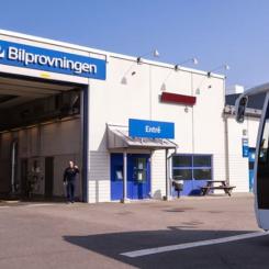 En tung buss på väg in för kontrollbesiktning på Bilprovningens station i Göteborg-Torslanda. Foto: Bilprovningen