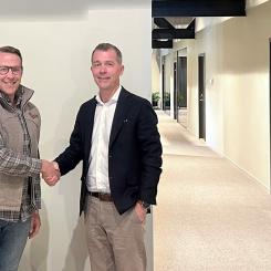 Emil Erlandsson, VD på Brännehylte Lagersystem (BLS) tillsammans med Mattias Larssen, VD på Weland Solutions skakar hand. Foto: Weland Solutions