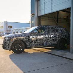 I dag är BMW den enda tyska biltillverkaren som fortfarande bedriver omfattande forskning och utveckling kring bränslecellsbilar. Tidigare satsningar från aktörer som Daimler, Stellantis och Honda har antingen lagts ned eller kraftigt reducerats. På marknaden finns i nuläget endast ett fåtal modeller att köpa, där Toyota Mirai är den mest etablerade. Hyundai Nexo väntas få en efterföljare under de kommande åren. Foto: BMW