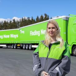 Victoria framför en av Brings nya lHCT-ekipage – High Capacity Transport. Lastbilen tillåter en total fordonslängd på upp till 34,5 meter. Foto: Bring