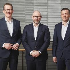 Från vänster: Burkhard Eling, CEO hos Dachser, Peter Haveneth, CEO hos Frigoscandia och Alexander Tonn, COO Road Logistics hos Dachser. Foto: Dachser