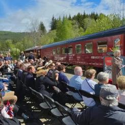 Invigningståget drogs av dieselloket Di 3 616 från det norska järnvägsmuseet Norsk Jernbanemuseum och bestod av både personvagn och buffévagn. Foto: Business Portal Norwegen