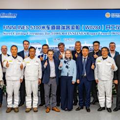Representanter från Finnlines, ledningen och projektansvariga vid CMI Weihai Shipyard samt medlemmar från RINA:s kinesiska team samlades för att uppmärksamma stålskärningsceremonin för det första fartyget i Hansa Superstar-klassen. Foto: Finnlines