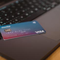 Det digitala pengaflödet från Sverige ökar då svenskarna köper rekordmycket på nätet och även handlar mer i utländska webbutiker.  Foto: cardmapr nl/unsplash
