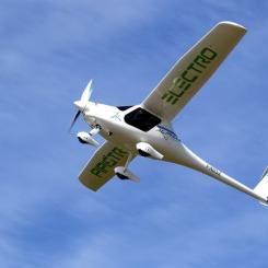 Forskare vid Chalmers tekniska högskola har genomfört världens första livscykelanalys av ett befintligt, tvåsitsigt elflygplan och gjort en direkt jämförelse med samma flygplanstyp med förbränningsmotor. Enligt studien blir elflygplanets klimatpåverkan lägre redan efter en fjärdedel av den förväntade livslängden, givet att det drivs med grön el. Baksidan är användningen av sällsynta ämnen i elflygplanets batterier. Fotograf: Chalmers tekniska högskola | Daniel Karlsson