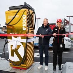 Johan Söderberg och Rebecca Berntsson klipper banden i Varberg. Foto: Circle K