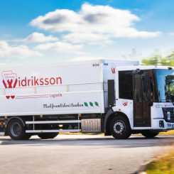 Widriksson Logistik satsar på trafiksäkerhet och arbetsmiljö genom ny distributionsbil från Mercedes-Benz. Foto: Widriksson