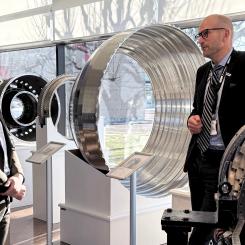 Erik Slottner och Martin Wänblom, vd på GKN Aerospace Sweden. Foto: GKN Aerospace