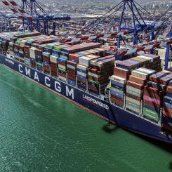 För första gången någonsin får APM Terminals i Göteborg tre veckovisa direktanlöp till Asien. Foto: APM Terminals