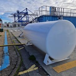 På resan mot målet om koldioxidneutralitet i den egna verksamheten har Copenhagen Malmö Port nu tagit ytterligare ett viktigt steg. Hamnen infasar från november 2023 det fossilfria bränslet HVO100 (hydrerad vegetabilisk olja) i maskinerna på containerterminalen. Foto: CMP