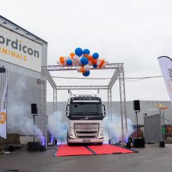 En av de nya ellastbilarna rullar in på samlastningsbolaget Nordicons terminal i ytterhamnarna. Därifrån kommer den att köra skytteltrafik till och från Göteborgs hamns containerterminal som driftas av APM Terminals. Bild: Göteborgs Hamn AB.