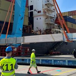 Utskjutande balkar lastas ombord på containerfartyget MSC England för transport till New York. Foto: MSC Sweden.