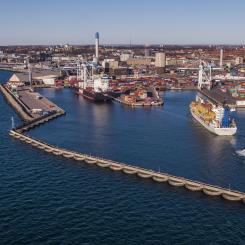 Containertrafiken fortsätter att öka i Helsingborgs Hamn under 2025. Här syns containerterminalen med pågående fartygshantering och vy mot staden. Foto: Helsingborgs Hamn