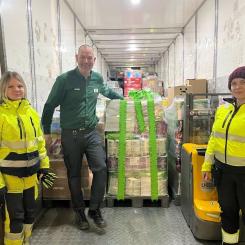 Michael Engback, butikschef på Stora Coop Garnisonen i Linköping, tog emot den första pallen från Coops nya helautomatiserade varuterminal i Eskilstuna. Foto: Coop