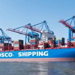 Det kinesiska konglomeratet COSCO har en av världens största flottor med containerfartyg och oljetankers. Foto: Wikipedia Common. Kredot: Matti Blume, CC-BY-SA 4.0