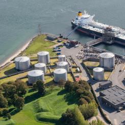 Crossbridge Energy A/S driver raffinaderiet i Fredericia och levererar över 35 % av Danmarks behov av flytande bränsle för fartyg, flygplan, bilar och lastbilar. Foto: Crossbridge Energy A/S