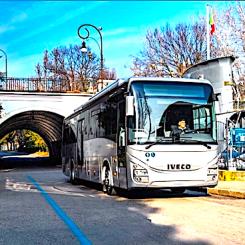 Iveco Crossway har uppmärksammats och belönats flera gånger för sin innovation och hållbarhet. Bland annat vann modellen International Bus & Coach Award 2017 och har vid flera tillfällen utsetts till Årets Hållbara Buss – 2018 för gasmodellen med lågt insteg, 2020 för en annan gasmodell, 2023 för Low Entry Hybrid Gas och 2024 för den elektriska versionen. Foto: Iveco Bus