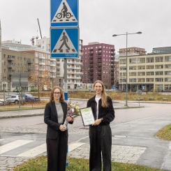 Märta Martin-Granlund (till vänster) överlämnar cykelpriset till Edit Holmqvist, Kommunstyrelsen, Sundbybergs stad. Foto: Centerpartiet
