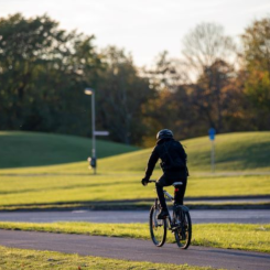 Om vi väljer att cykla påverkas av konkreta förhållanden som bra väder och att det är lagom avstånd till dit man ska cykla. Foto: Liza Simonsson