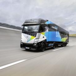 Dachser skriver avsiktsförklaring gällande 50 eldrivna lastbilar av Mercedes-Benz modell eActros LongHaul. Foto: Dacher