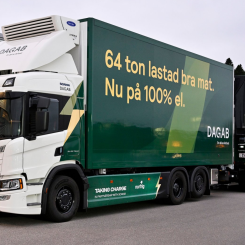 Lastbilens kylanläggningen drivs av fordonets batterier medan kylningen i släpet sker med separata batterier. Foto: Scania