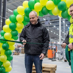Från vänster i bild: Torkild Strandberg, kommunstyrelsens ordförande i Landskrona, Daniel Månsson, Dagabs kategoriområdeschef och platschef i Landskrona, Nicholas Pettersson, vd på Dagab. Foto: Kaneos Media
