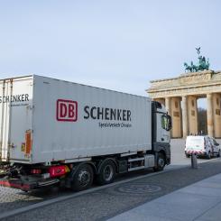 Schenker lastbil vid Brandenburger Tor i Berlin. Deutsche Bahn har under en tid försökt sälja sitt logistikbolag DB Schenker, och nu rapporteras att en försäljning till DSV är nära förestående. Foto: Deutsche Bahn AG / Volker Emersleben