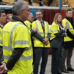 Den ukrainska delegationen tillsammans med bland andra infrastrukturminister Andreas Carlson och Trafikverkets generaldirektör Roberto Maiorana. Foto: Trafikverket