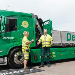 Kranbilen flankeras av Linda Johansson Chaufför och Glenn Eliasson Transportchef inom Derome. Foto: Derome